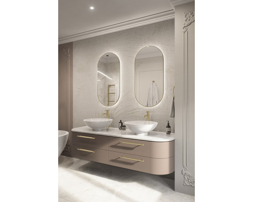 Koupelna s dvojitým umyvadlem, zrcadly a skříňkou se zásuvkami