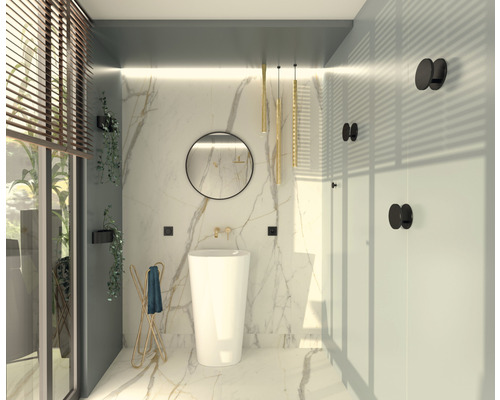 Světlá koupelna s volně stojícím umyvadlem, kulatým zrcadlem a zlatými akcenty