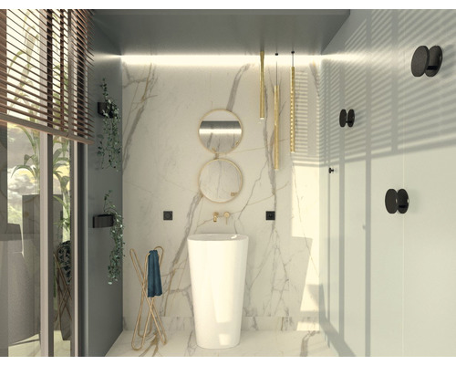 Světlá koupelna s mramorovými obklady, volně stojícím umyvadlem, kulatými zrcadly, držákem na ručníky a osvětlením