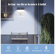 Solární světlo s pohybovým senzorem na stěně domu s lavicí a rostlinou