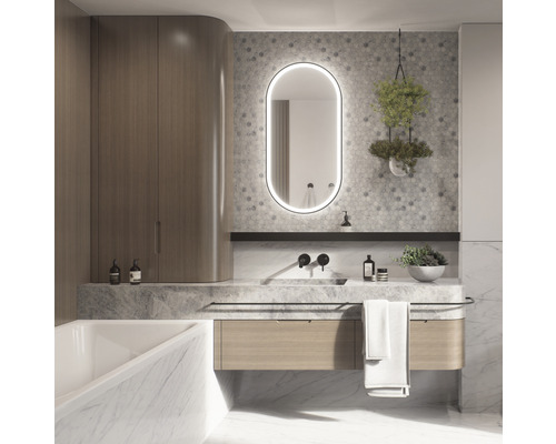 Světlá koupelna s umyvadlem, zrcadlem s osvětlením a koupelnovou skříňkou