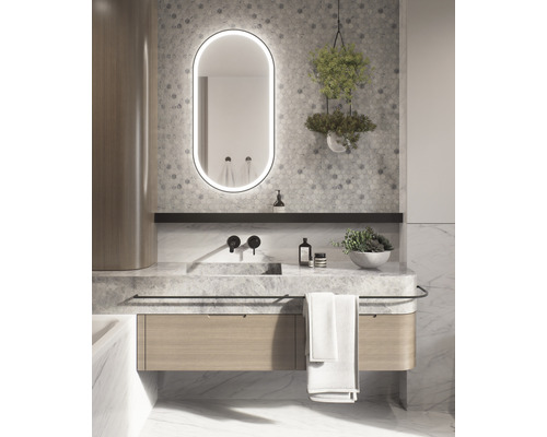 Koupelna s umyvadlem, zrcadlem s osvětlením, armaturami a dekorací