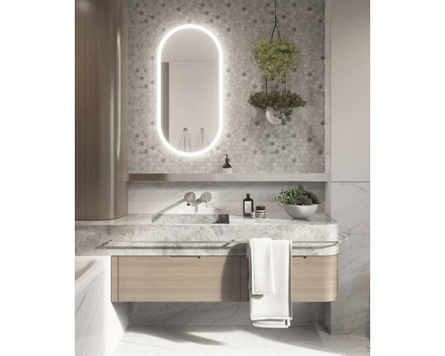 Koupelna s umyvadlem, osvětleným zrcadlem a dekorací