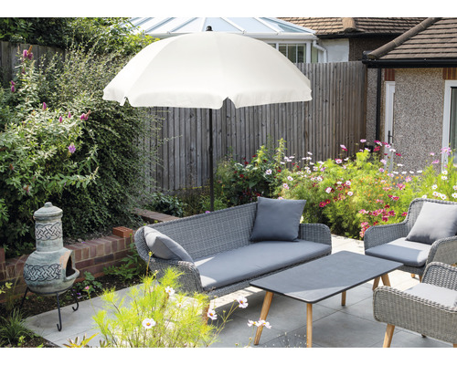 Zahradní nábytek se slunečníkem na terase