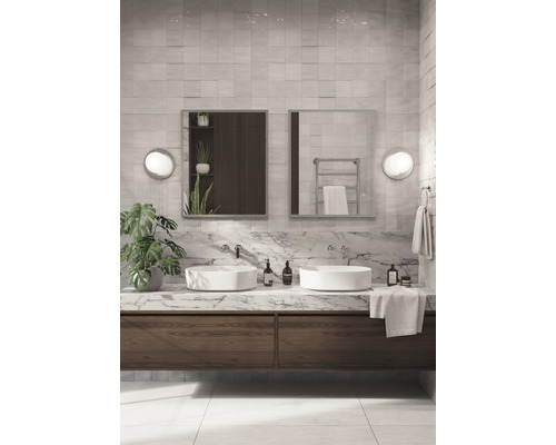 Světlá koupelna s dvojitým umyvadlem, zrcadly a dřevěnými prvky pro moderní design