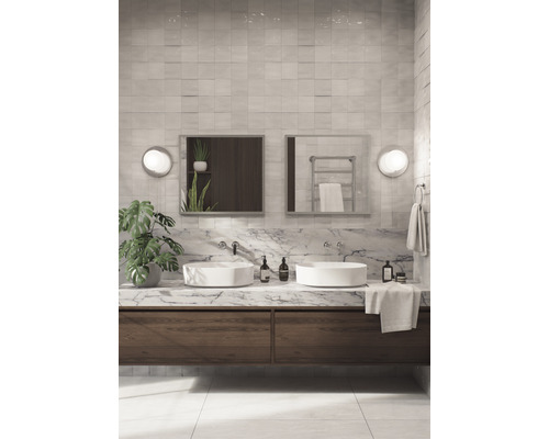 Koupelna s dvojitým umyvadlem, zrcadly a mramorovou deskou