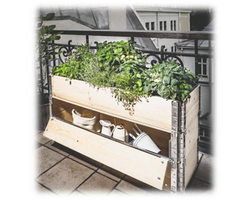 Dřevěný truhlík s bylinkami na balkoně se zahradním nářadím ve spodní přihrádce