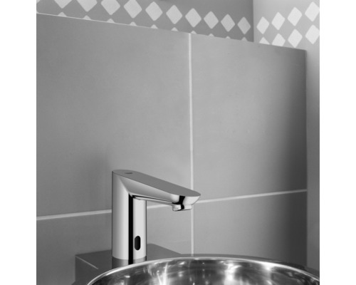 Bezkontaktní baterie na umyvadle v koupelně.