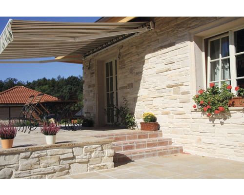 Terasa s markýzou a kamennou zdí