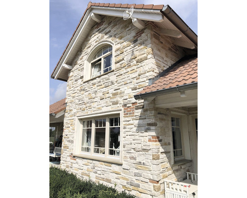 Fasáda domu s kamenným obkladem a okny