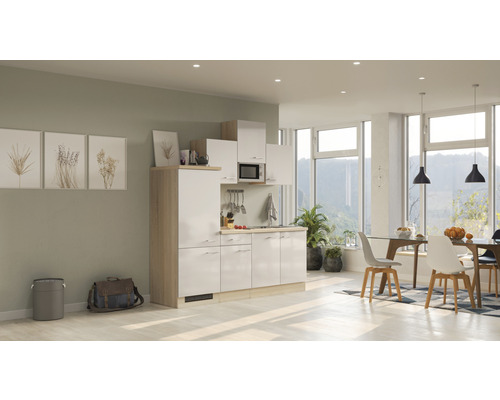 Kompaktní kuchyňská linka v světlém a moderním pokoji s jídelním koutem a velkými okny.