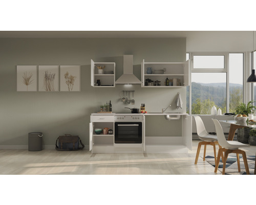 Kompletní kuchyně se závěsnými skříňkami, odsavačem par, dřezem a elektrickým sporákem ve světlé místnosti