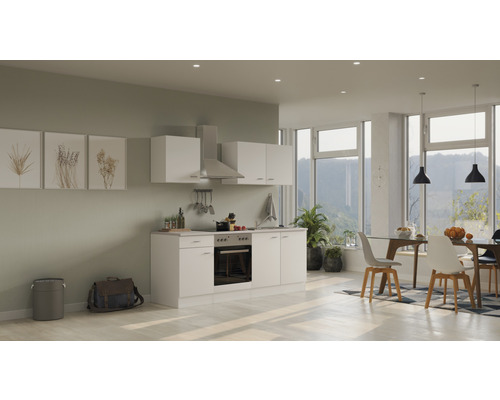 Světlá kuchyně s vestavěnými skříněmi, digestoří a jídelním stolem v moderním obývacím pokoji.