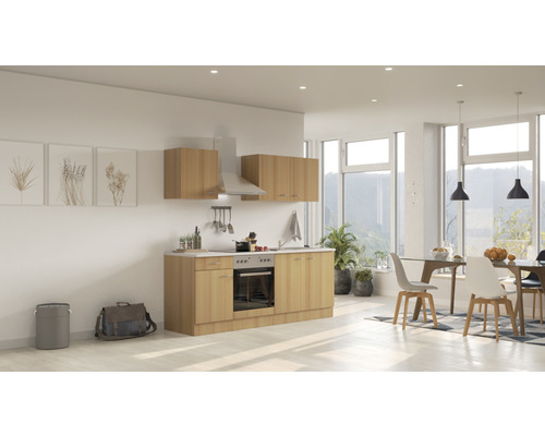 Světlá kuchyň s jídelním koutem, kuchyňskými skříňkami, odsavačem par a jídelním stolem se židlemi