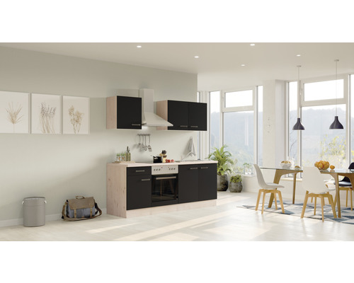 Kompletní kuchyně se závěsnými skříňkami, odsavačem par a vestavěnou troubou ve světlém moderním pokoji