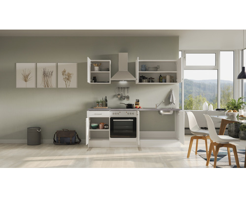 Kompaktní kuchyně s horními a spodními skříňkami, dřezem, sporákem a odsavačem par ve světlé místnosti