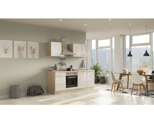 Světlá kuchyně s jídelním stolem a židlemi v moderním designu