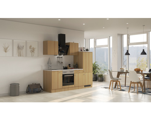 Světlá kuchyně s dřevěnými čely, digestoří a jídelním koutem v moderním obývacím pokoji.