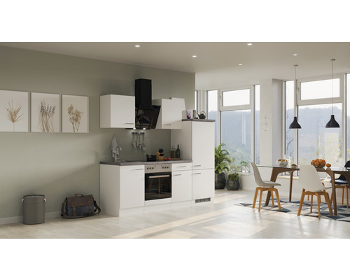 Světlá kuchyně s jídelním stolem a židlemi v moderním obývacím pokoji.