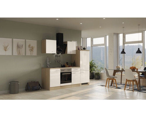 Světlá kuchyně s kuchyňskými skříňkami, digestoří a jídelním stolem v prostorném pokoji.