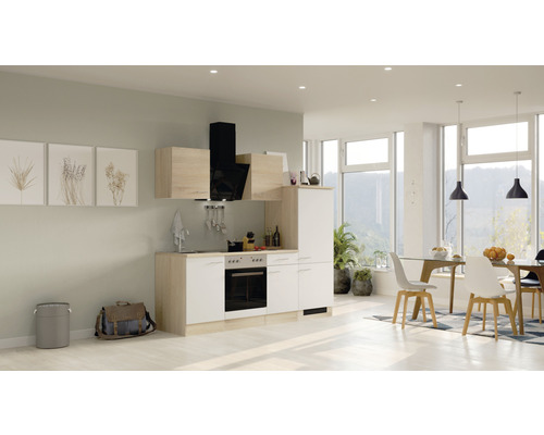 Moderní kuchyně se světlými dřevěnými čely a černým odsavačem par v jasném, otevřeném obývacím prostoru.