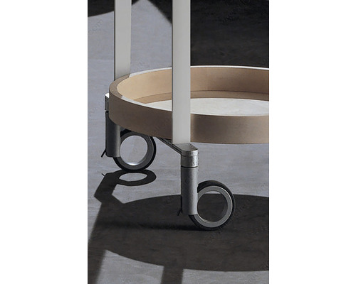 Detailní pohled na servírovací vozík s kolečky