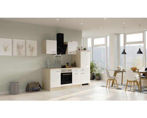 Světlá kuchyně s kuchyňskou linkou, digestoří a jídelním koutem