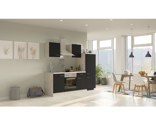 Světlá kuchyně s moderním nábytkem a jídelním koutem