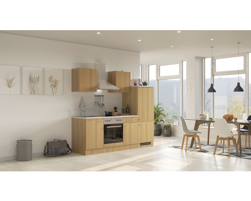 Kuchyňská linka se závěsnými skříňkami, digestoří a vestavnou troubou ve světlém, moderním pokoji.