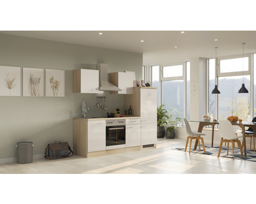 Kuchyňská linka s horními skříňkami, digestoří a jídelním stolem ve světlém pokoji.