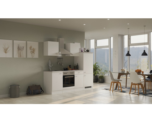 Světlá kuchyně s bílými skříňkami a jídelním stolem v moderním domě