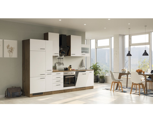 Světlá kuchyně s vestavěnými skříněmi, digestoří a jídelním koutem s velkým oknem