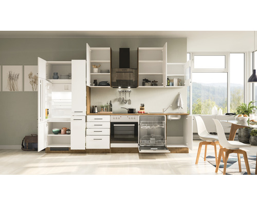 Moderní kuchyně s bílými čely, integrovanými spotřebiči a otevřenými skříňkami pro světlou a uspořádanou atmosféru.