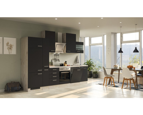 Světlá kuchyně s kuchyňskou linkou v tmavém dřevěném provedení a jídelním koutem.