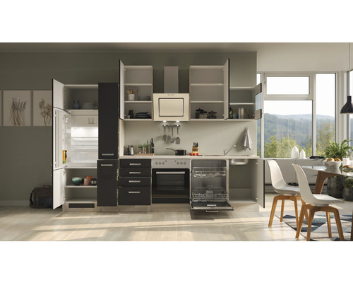 Moderní kuchyně s otevřenými skříňkami, chladničkou, myčkou a digestoří