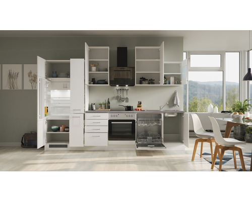 Světlá kuchyně s vestavnými spotřebiči, dřezem a odsavačem par.