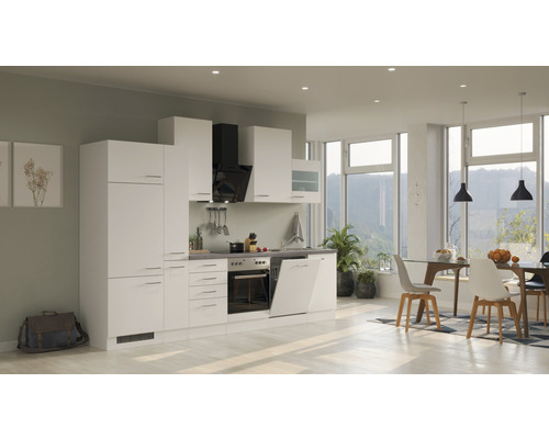 Světlá kuchyň s kuchyňskými skříňkami, digestoří a jídelním stolem v moderním obývacím pokoji