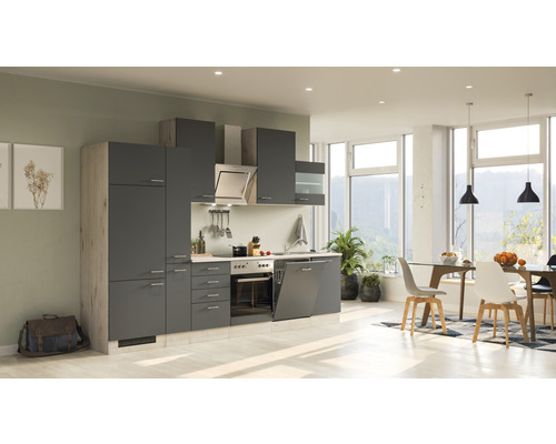 Kompletní vestavěná kuchyně s kuchyňskými skříňkami, elektrickými spotřebiči a digestoří ve světlé místnosti.