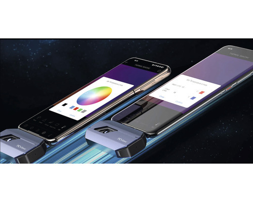 Dva smartphony s připojenými termokamerami pro měření teploty.