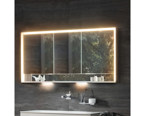 Koupelna s osvětlenou zrcadlovou skříňkou, policí a koupelnovými doplňky