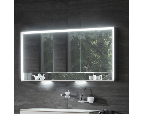 Osvětlená zrcadlová skříňka s poličkou v koupelně.