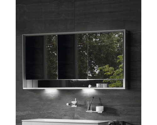 Koupelnová scéna se zrcadlovou skříňkou a osvětlením