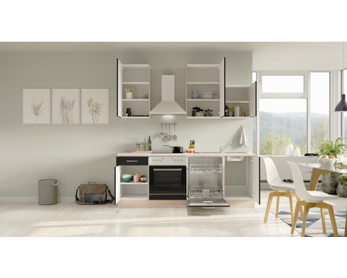 Světlá kuchyně s kuchyňskými skříňkami, sporákem, dřezem a myčkou nádobí v prostorném pokoji.