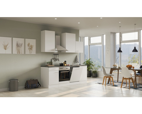 Světlý moderní kuchyňský design s bílými skříňkami, jídelním stolem a židlemi v prostorném pokoji.