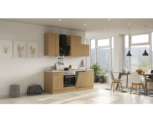 Světlá kuchyně s vestavěnými skříněmi, digestoří a jídelním stolem v prostorném pokoji.