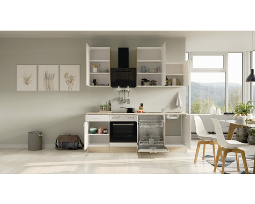 Vestavěná kuchyně s elektrickými spotřebiči a otevřenými dvířky skříněk ve světlé místnosti.