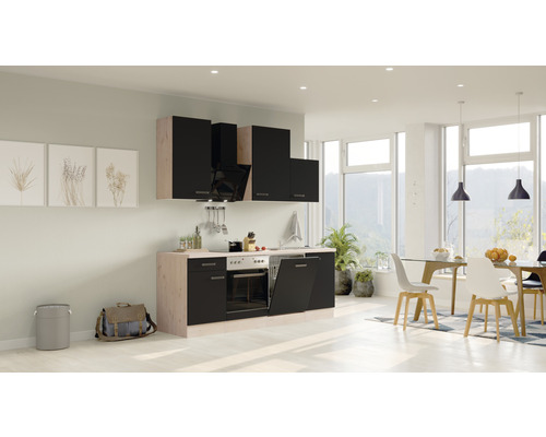 Kuchyně s horními skříňkami, odsavačem par a vestavěnými spotřebiči ve světlé, moderně zařízené místnosti