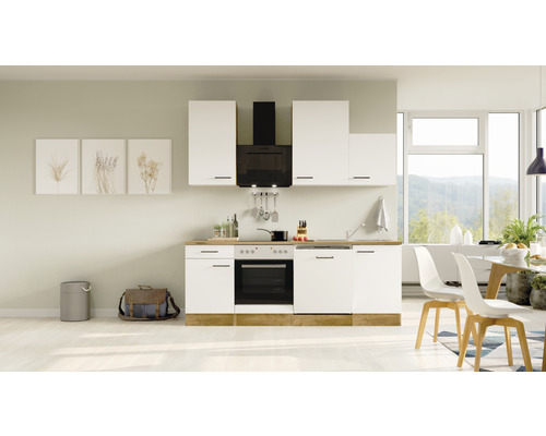 Moderní kuchyně s bílými skříňkami a černým odsavačem par