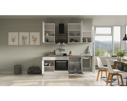 Světlá kuchyně s vestavěnými skříňkami, dřezem, sporákem a myčkou.