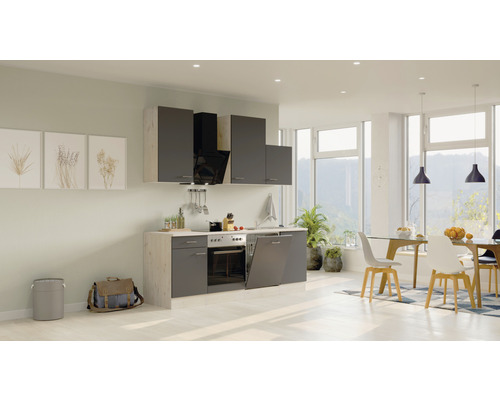 Světlá kuchyně s jídelním stolem a velkými okny pro spoustu denního světla